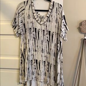 Black and white patterned t-shirt